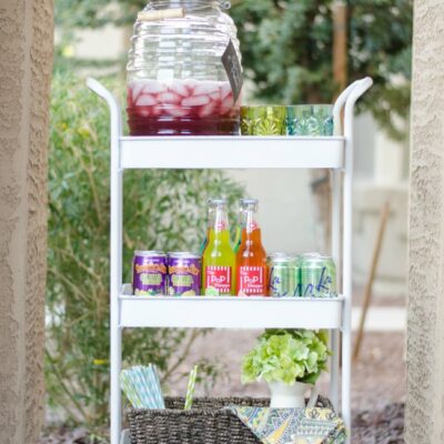 Great tips on setting and styling your outdoor bar cart!