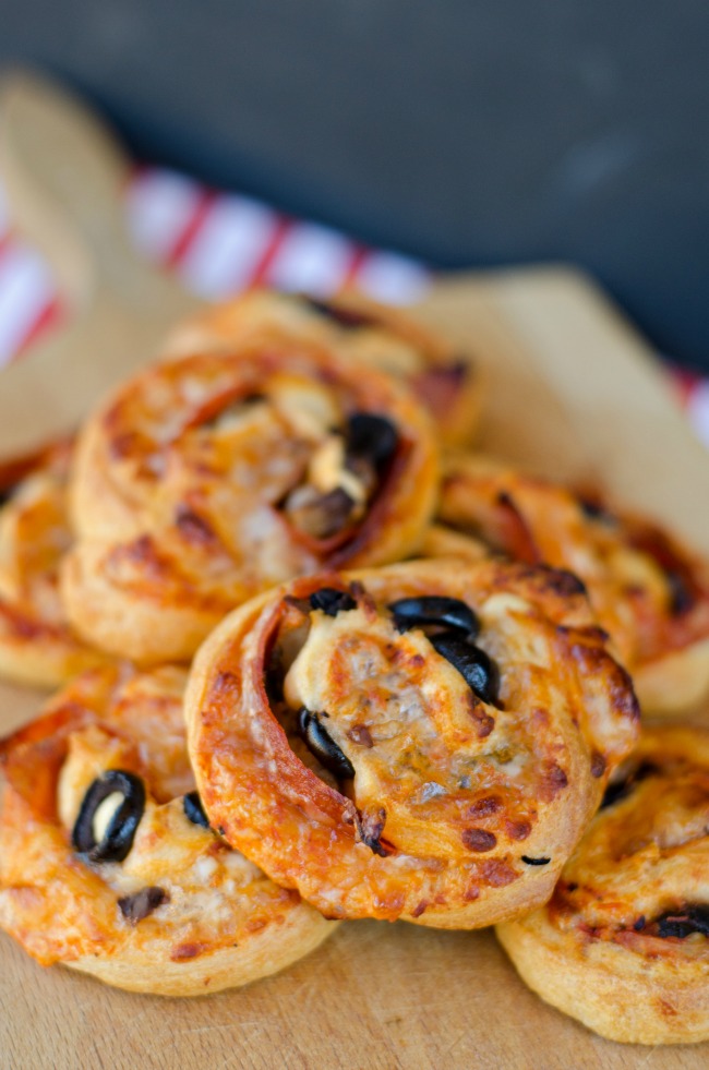 Loaded Pizza Pinwheels made with crescent rolls and stuffed with pizza toppings are a delicious and easy after school snack for your kiddos! #pinwheels #snacks