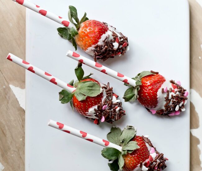 Chocolate Covered Strawberry Pops | anightowlblog.com