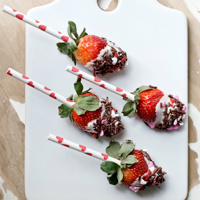 These Chocolate Covered Strawberry Pops are easy to make and such a fun treat idea for Valentine's Day!