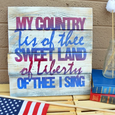 Patriotic Pallet Art - a fun and easy DIY that is perfect for the 4th!
