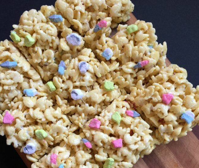 Make these delicious and easy Star Wars Cereal Treats for your kiddos on #ForceFriday or any day of the year!