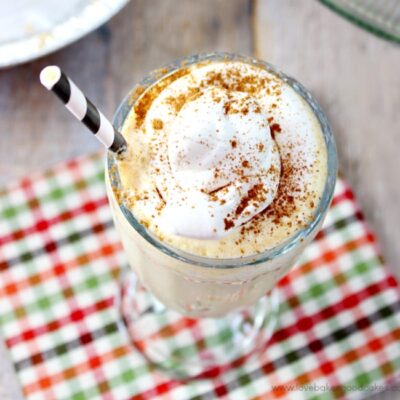Take that last slice of apple pie and turn it into something even more amazing!! This Apple Pie Milkshake is the perfect fall treat!