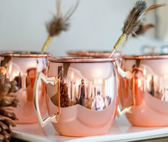 Add a little flair to your holiday cocktails this season with these fabulous DIY Feather Drink Stirrers!
