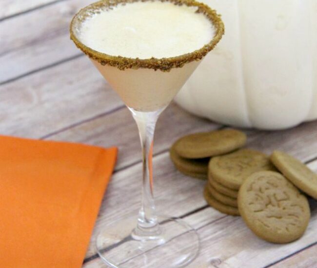 Pumpkin Pie Martini - a fun and festive cocktail with you that will be a hit throughout the season!