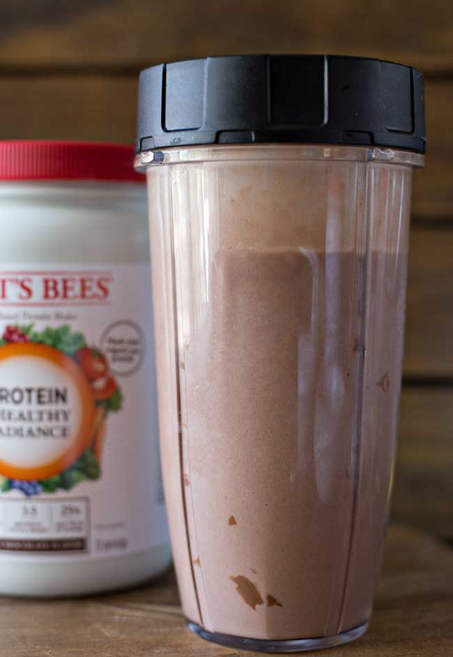 This Chocolate Hazelnut Smoothie is delicious, refreshing and packed with Burt's Bees Protein!