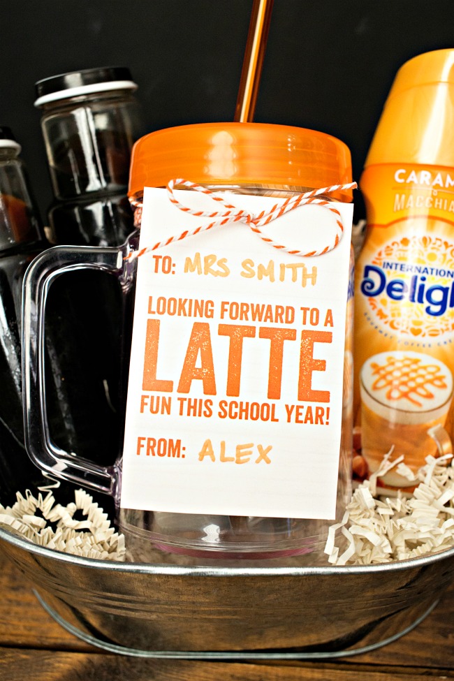 Start the school year off right with a fun Back to School Teacher Coffee Gift! Free printable tag says "Looking forward to a LATTE fun this school year!"