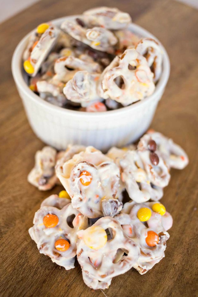 This Fall Pretzel Candy is the perfect EASY treat for your Halloween and fall holiday parties and more!