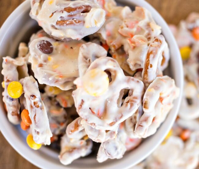 This Fall Pretzel Candy is the perfect EASY treat for your Halloween and fall holiday parties and more!