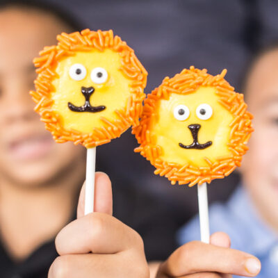 This summer put the YAY in your FRiYAY with The Lion Guard on Disney Junior and these adorable Lion Cookie Pops for your kiddos!