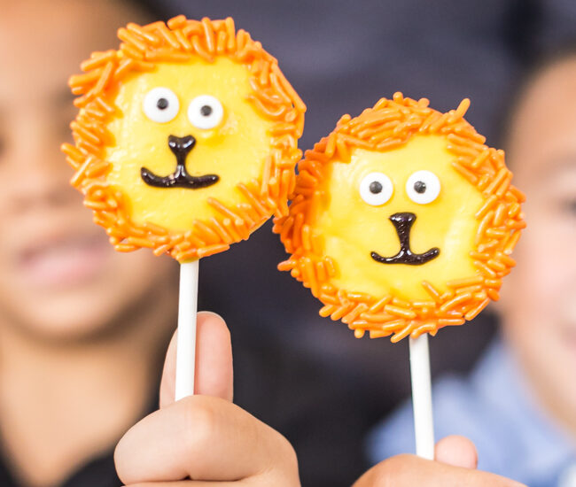 This summer put the YAY in your FRiYAY with The Lion Guard on Disney Junior and these adorable Lion Cookie Pops for your kiddos!