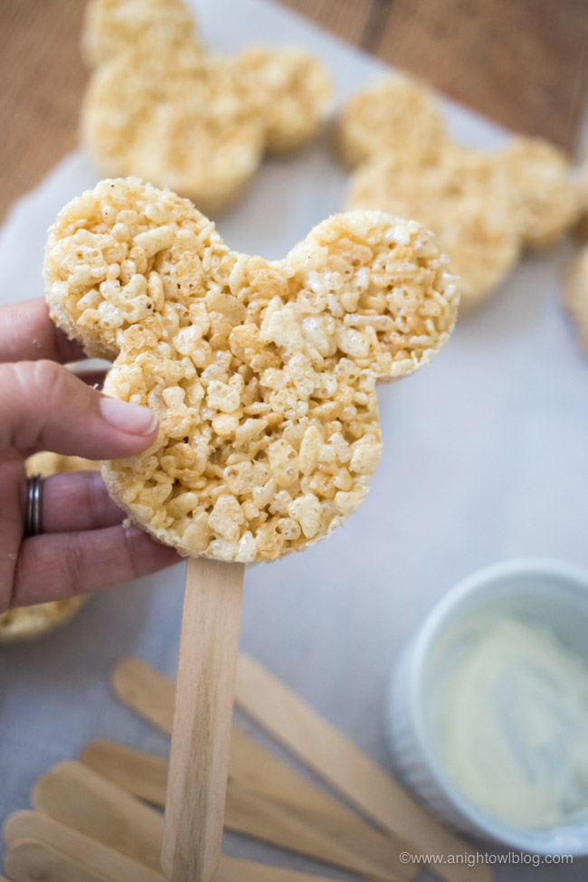 This summer put the YAY in your FRiYAY with Mickey and the Roadster Racers on Disney Junior and these adorable Homemade Mickey Crispy Treats for your kiddos!