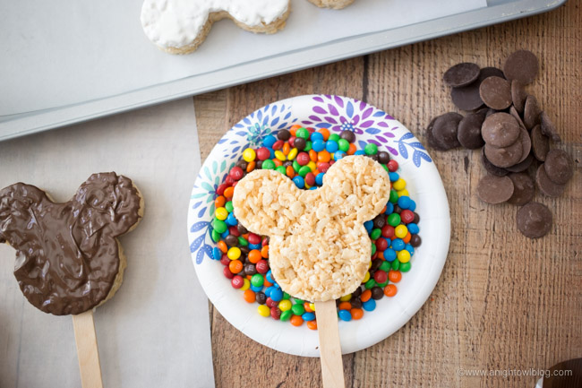 This summer put the YAY in your FRiYAY with Mickey and the Roadster Racers on Disney Junior and these adorable Homemade Mickey Crispy Treats for your kiddos!