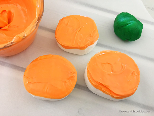 These Easy Pumpkin Marshmallow Pops are the perfect treat for fall, Halloween and more!