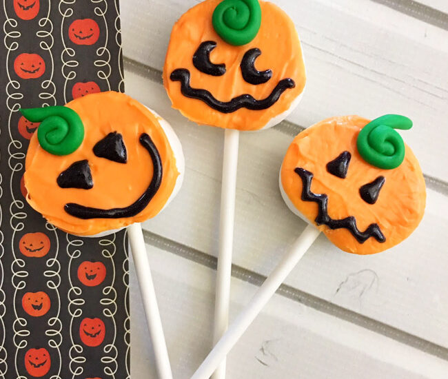 These Easy Pumpkin Marshmallow Pops are the perfect treat for fall, Halloween and more!