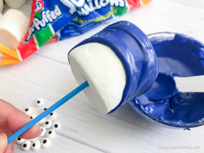 These Shark Marshmallow Pops are easy, tasty and fun! The perfect #SharkWeek or shark party treat for the kids or shark lover in your life!