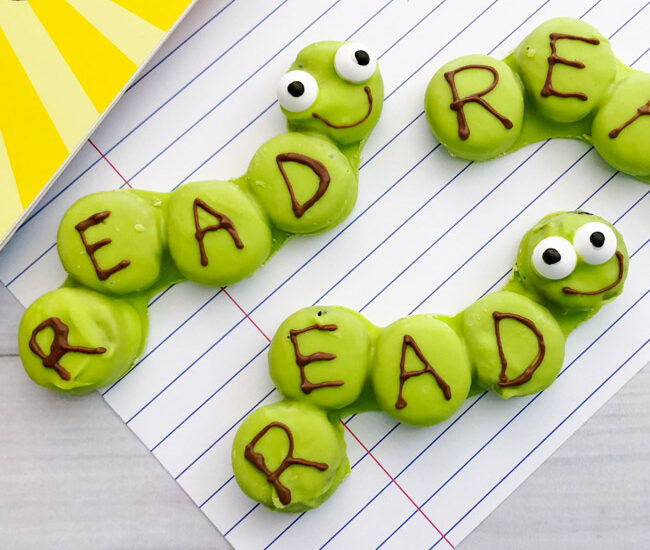 The perfect treat for the book lover in your life, whip up these Easy Bookworm Cookies for a fun and adorable book loving treat!