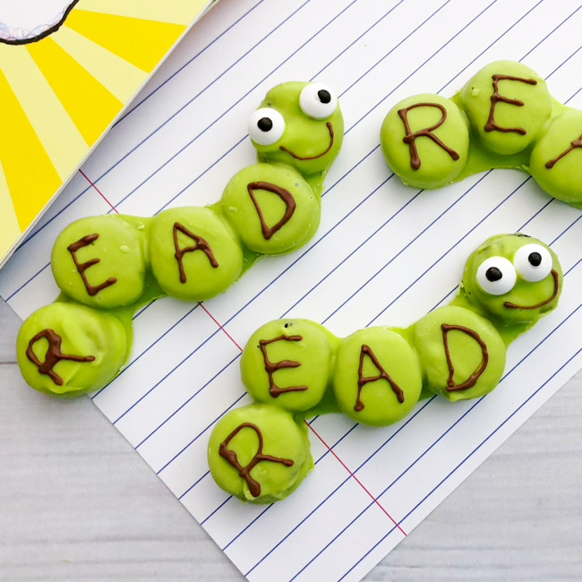 The perfect treat for the book lover in your life, whip up these Easy Bookworm Cookies for a fun and adorable book loving treat!