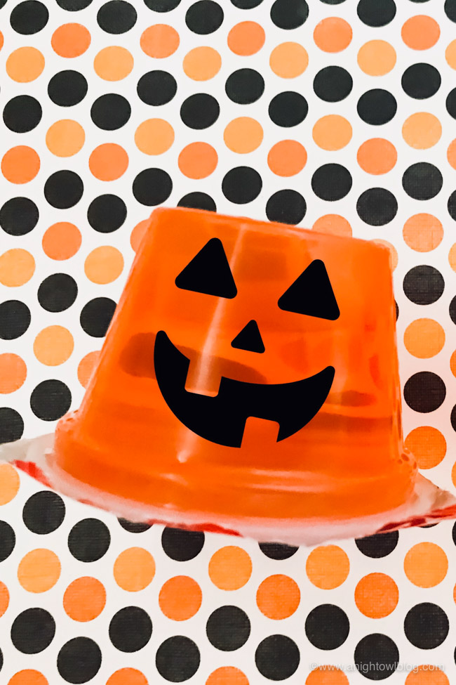 Perfect for Halloween Lunch Boxes, whip up these easy Jello Pumpkin Halloween Treats in no time with just a few supplies!