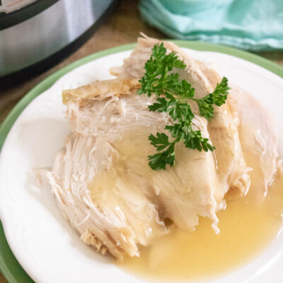 This Instant Pot Turkey Recipe Is Easy And Delicious! With Simple Ingredients, Skip The Fuss Of Baking Your Turkey This Thanksgiving With Your Pressure Cooker!