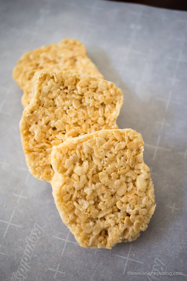 Perfect for Winnie the Pooh fans, whip up these Disneyland inspired Winnie the Pooh Hunny Pot Krispie Treats for a Christopher Robin movie night, now out on Blu-Ray!