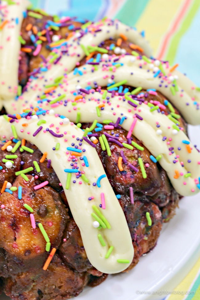 Perfect for Unicorn Breakfasts, Unicorn Parties or Unicorn Lovers in general, bake up a batch of this delicious and festive Unicorn Monkey Bread!