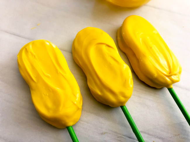 Perfect for Thanksgiving or fall parties, whip up these adorable Harvest Corn Cookie Pops in just a few easy steps!