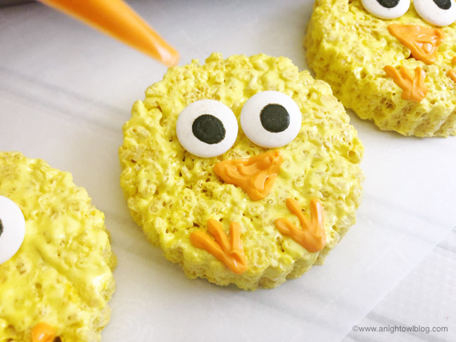 A fun and easy Spring or Easter treat, whip up these adorable Easter Chick Rice Krispie Treats in just minutes with a few simple ingredients!