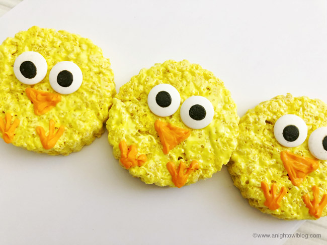 A fun and easy Spring or Easter treat, whip up these adorable Easter Chick Rice Krispie Treats in just minutes with a few simple ingredients!